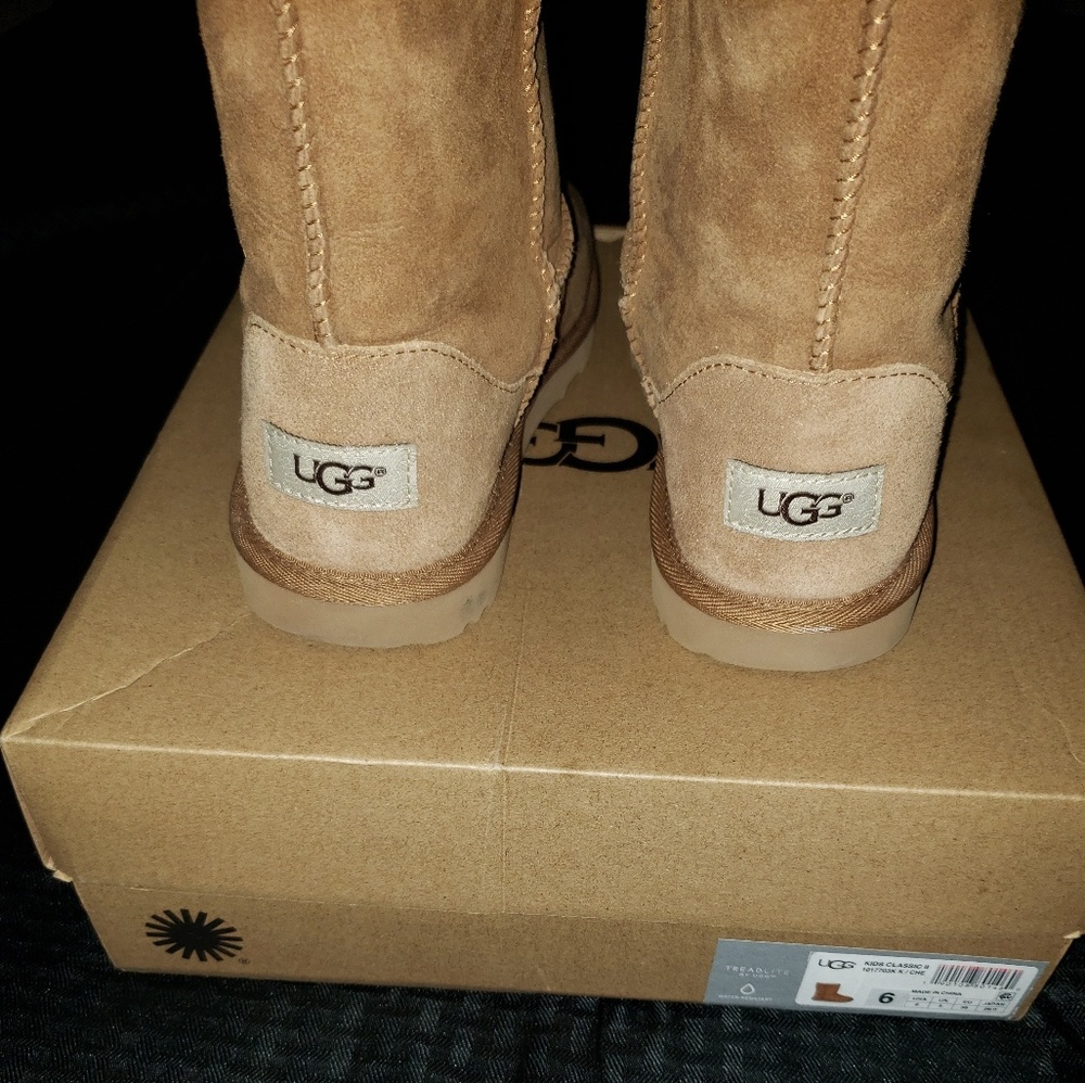 UGG Classic Short II Boot (Big Kid) - Picture 4 of 6